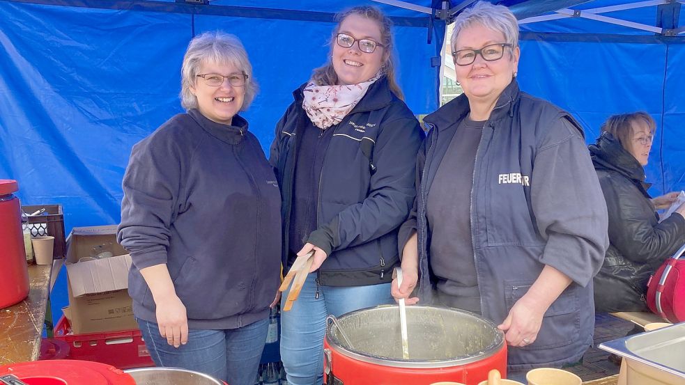 Bianca Lindemann (von links), Maren Kamping und Yvonne Smit vom Versorgungstrupp der Freiwilligen Feuerwehr Emden kochten für die Besucher Erbsensuppe mit Würstchen sowie Gemüsesuppe. Foto: Harms