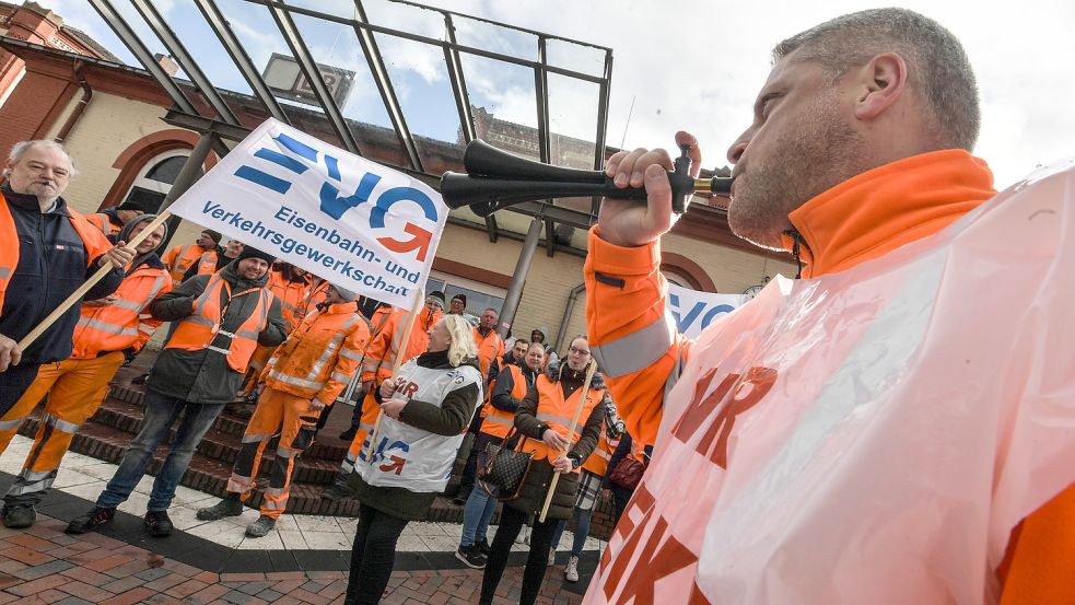 Am Bahnhof in Leer demonstrierten die Beschäftigten am Montag für mehr Lohn. Foto: Ortgies