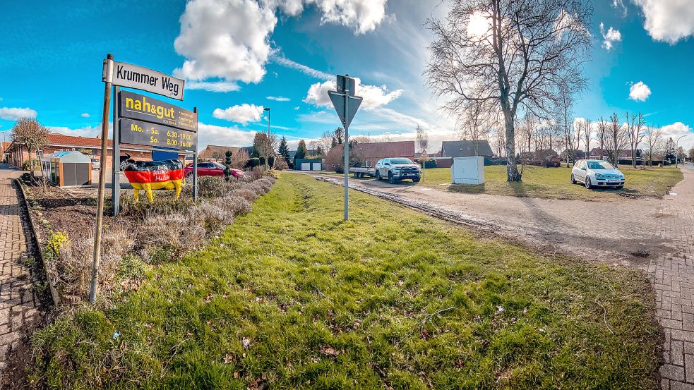 Hinter dem Parkplatz des „Nah & gut“-Marktes schließen sich der Krumme Weg und eine Grünfläche an. Beide sollen für einen neuen Parkplatz weichen, der Markt sich auf die jetzigen Abstellflächen ausdehnen. Fotos: Cordsen