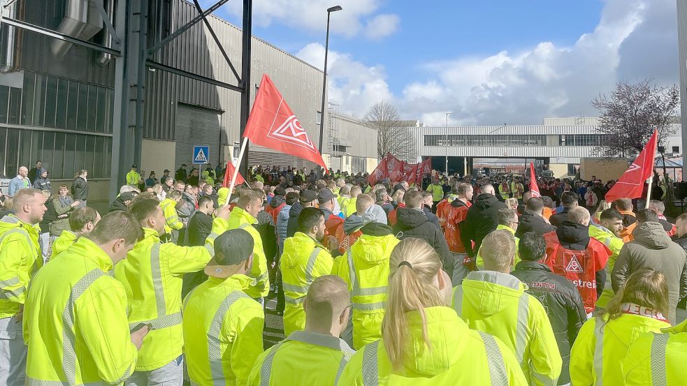 Rund 800 Beschäftigte haben sich am Montag in Emden an der Warnstreikaktion beteiligt. Foto: IG Metall