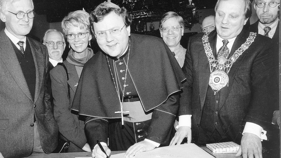 Bischof Franz-Josef Bode trägt sich im Februar 1996 ins Goldene Buch der Stadt Osnabrück ein. Foto: Gert Westdörp