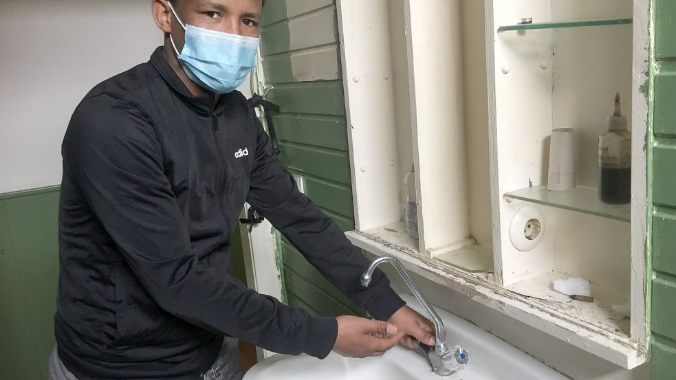 Im Sommer 2021 floss in der Wohnung von Mieter Girmay Hadish plötzlich kein Wasser mehr. Foto: Mielcarek/Archiv