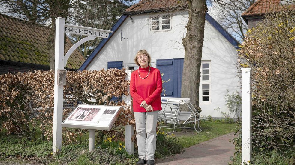 Konstanze Radziwill, Autorin, Filmemacherin und Tochter des Künstlers steht vor dem Franz-Radziwill-Haus. Der kleine Badeort hat viele Maler und Bildhauer inspiriert. Bis heute ist dort ungewöhnliche Kunst zu entdecken. Foto: Schuldt/dpa