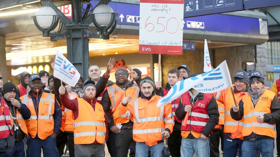 Streikende Mitglieder der EVG vor dem Hamburger Hauptbahnhof. Die Arbeitsniederlegung ist aus Sicht der Gewerkschaft „notwendig und verhältnismäßig“. Foto: dpa/Bodo Marks