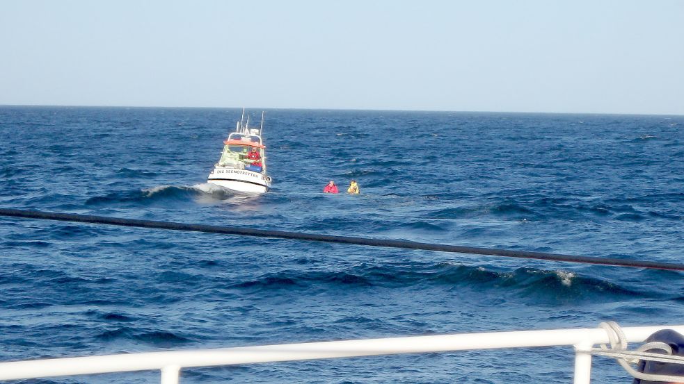 Das kleine Beiboot ist im Seegang kaum zu sehen, als die Seenotretter Santiano-Geiger Peter Sage und seine Ehefrau bergen. Foto: Die Seenotretter - DGzRS