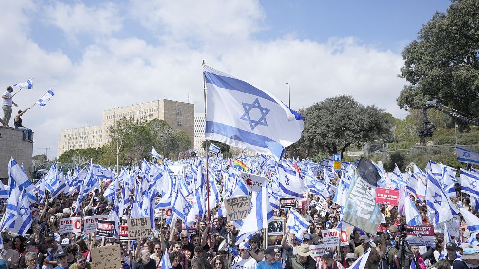 Die Massenproteste in Israel gegen den Plan von Premierminister Netanjahu zur Justiz-Reform dauern an Foto: dpa/AP/Ohad Zwigenberg
