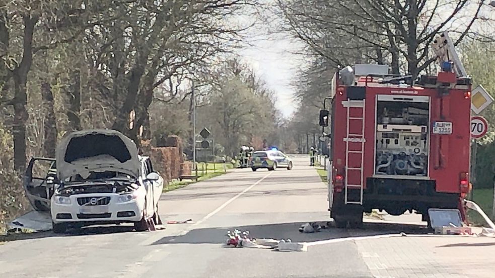 Etwa auf der Höhe des hinteren Polizeiwagens landete die Heckklappe des Autos. Foto: Kraft