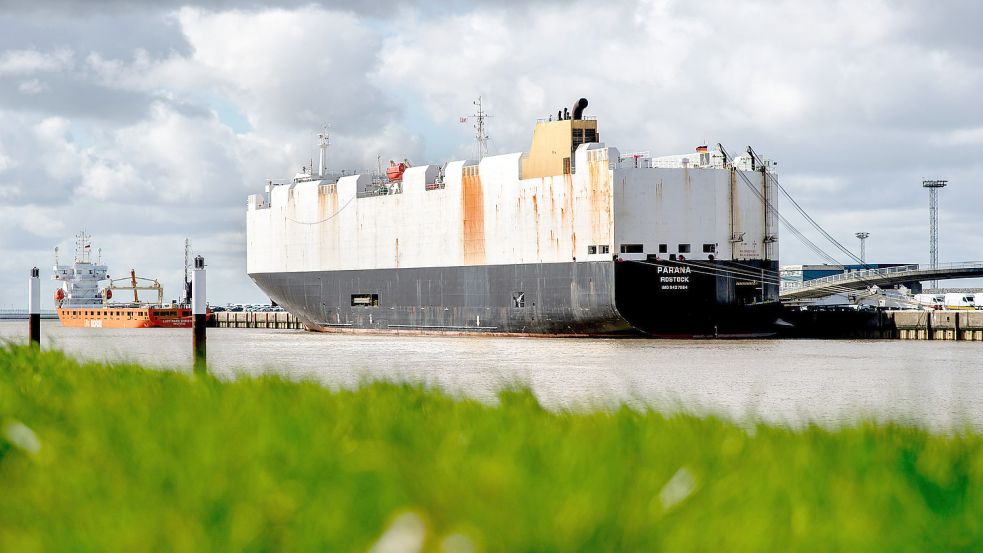 Der Autotransporter „Parana“ liegt an einer Kaimauer am Autoport im Außenhafen in Emden und wird entladen. Foto: Hauke-Christian Dittrich/dpa