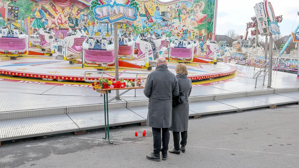 Hier ist ein 31-jähriger Familienvater gestorben. Vor dem Karussell wurde ein Tisch mit Blumen hergerichtet, um dem Opfer zu gedenken. Foto: imago images/Rüdiger Wölk