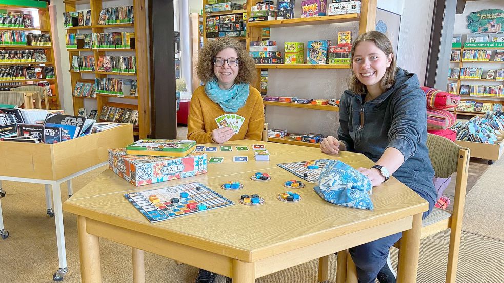 Vera und Steffi beim Spieleabend der Norder Stadtbibliothek. Foto: Stadtbibliothek