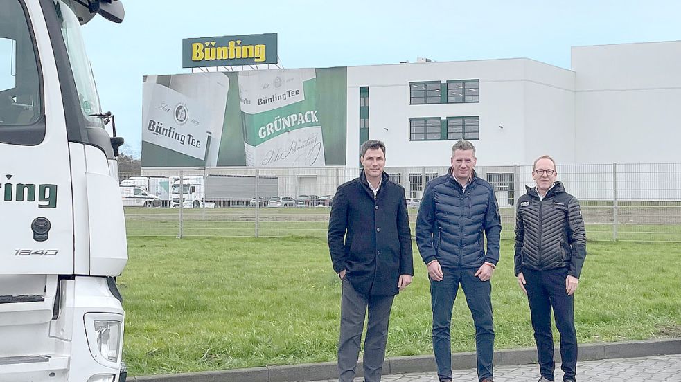 Vor dem Grundstück, das Bünting an Score zum Bau einer Wasserstofftankstelle vermietet, trafen sich (von links): Helge-Christian Eilers (Bünting), Klaus Frerichs und Thomas Ehrlich (beide Score). Foto: Score/Bünting