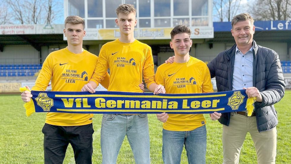 Leers neuer Sportlicher Leiter Harry Janssen (rechts) freut sich über die drei Neuzugänge (von links) Hennes Janssen, Ole Janssen und Baran Saracoglu. Hennes und Ole sind seine Söhne. Foto: Privat