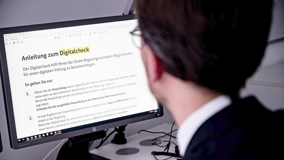 Neue Gesetzentwürfe und Verordnungen der Bundesregierung werden vom 1. April an einem sogenannten Digitalcheck unterzogen. Foto: Fabian Sommer/dpa