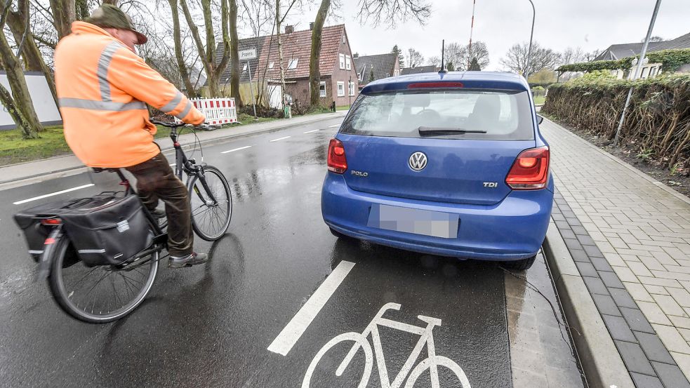 Obwohl es verboten ist, werden die Schutzstreifen auf der Popenser Straße zum Parken genutzt. Foto: Ortgies