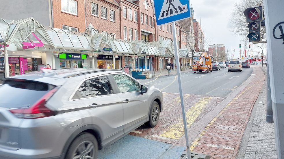 Nicht nur die provisorischen Zebrastreifen, sondern auch die gelbe Fahrstreifenbegrenzung löst sich deutlich auf. Nach einer politischen Absprache soll bald weiße Dauer-Farbe her, bevor es an Umbauarbeiten gehen kann. Foto: Hanssen/Archiv