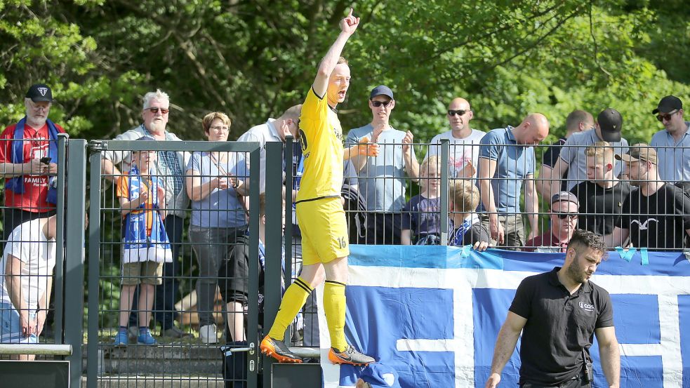 „,Goosi auf den Zaun‘“: Nach dem 4:0-Sieg in Braunschweig und Oberliga-Vizemeistertitel im Mai 2022 gab Matthias Goosmann den Vorsänger. Diese Wochen seien unglaublich gewesen, sagt der Mittelfeldspieler. Foto: Privat
