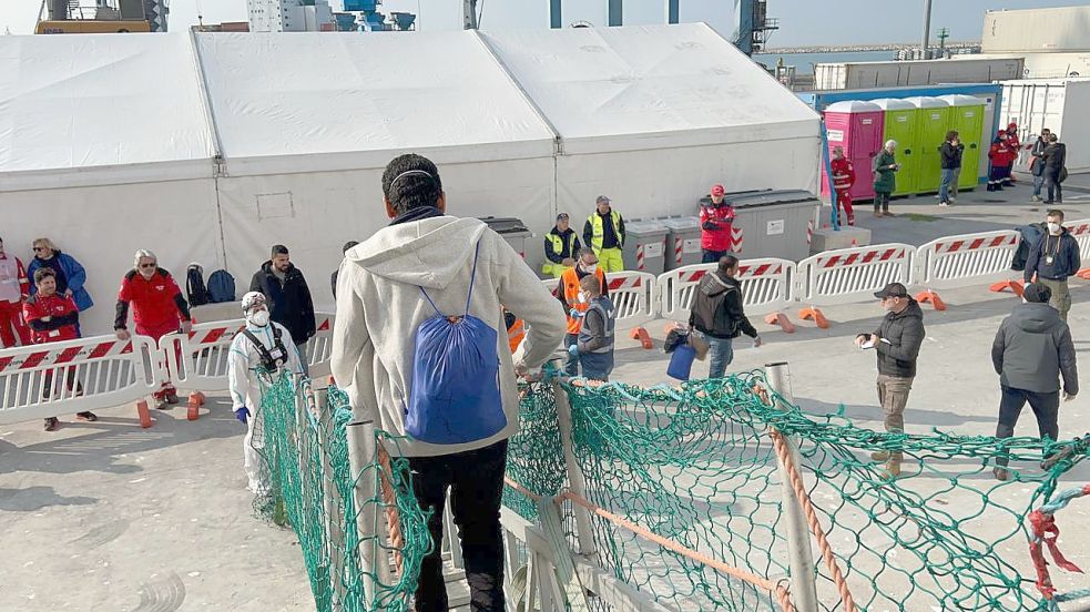 Ärzte ohne Grenzen bringen 48 Migranten in Ancona in Mittelitalien an Land. Foto: dpa/MSF