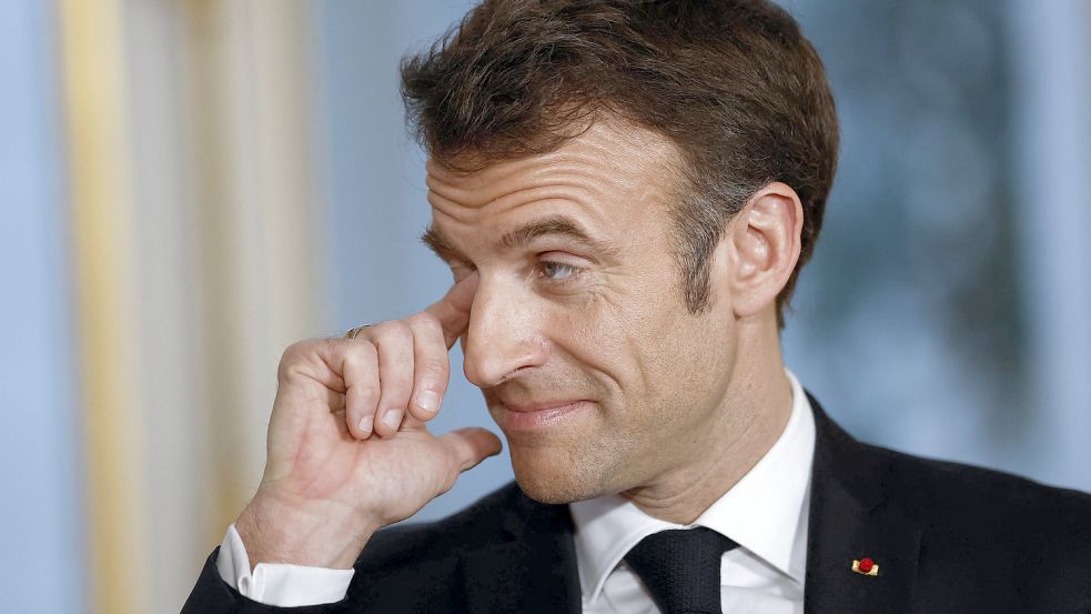 Emmanuel Macron erinnert in einem Interview an einen genervten Teenager. Foto: AFP/YOAN VALAT