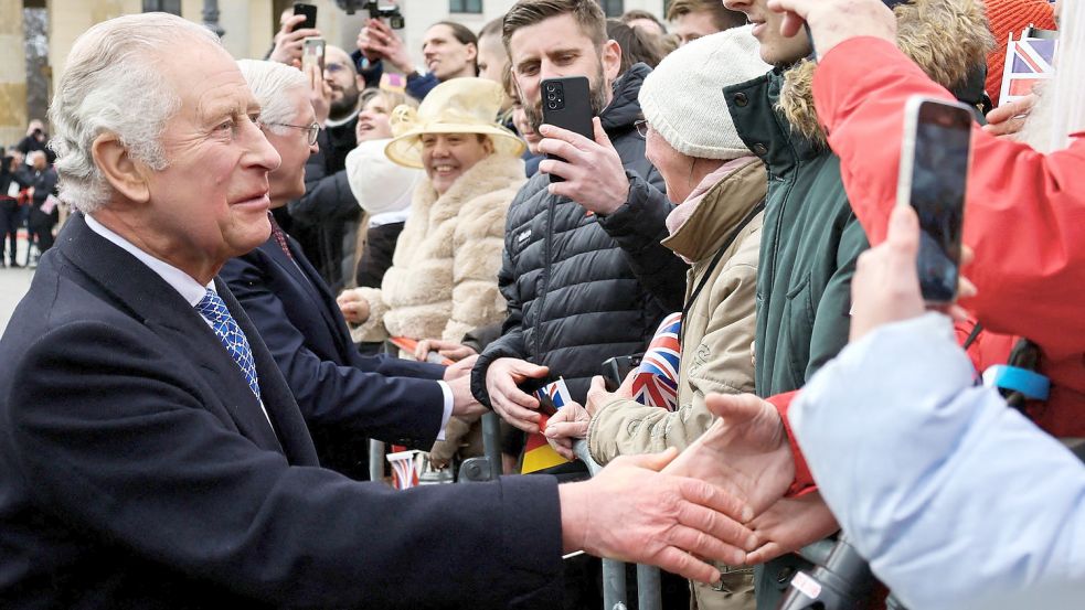 Volksnah gab sich der britische König Charles bei seiner Ankunft in Berlin. An diesem Donnerstag darf er als erster Monarch vor dem Bundestag sprechen. Nicht jeder findet das gut. Foto: WOLFGANG RATTAY/AFP