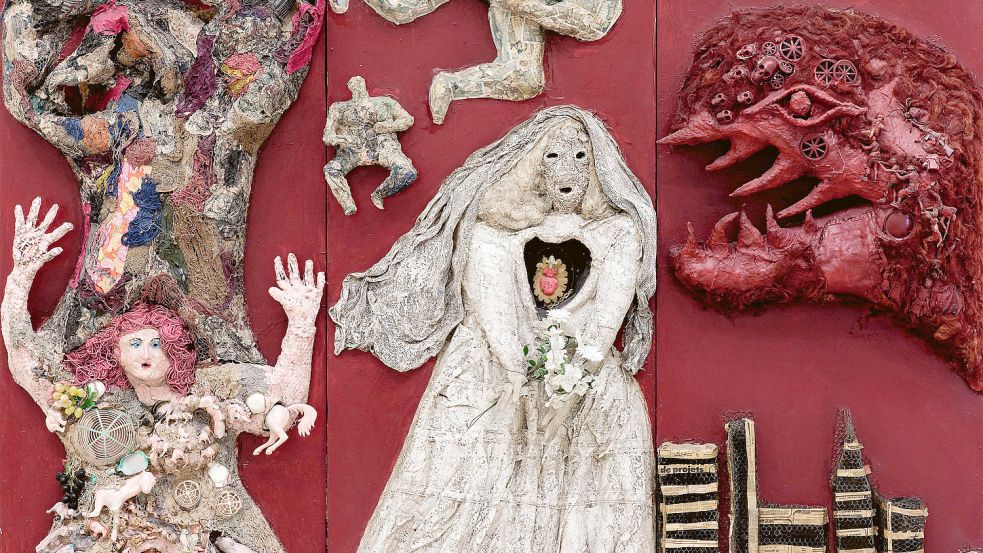 Der „Altar der Frauen“ (Origianlitiel: „Autel des Femmes“) der französisch-amerikanischen Künstlerin Niki de Saint Phalle. Foto: SCHIRN KUNSTHALLE FRANKFURT am Main GmbH; 2023 Niki Charitable Art Foundation / Adagp, Paris