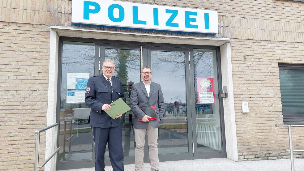 Polizeioberrat Arno Peper (links) und 1. Kriminal-Hauptkommissar Stephan Bohlken stellten die Kriminalstatistik für Emden vor. Foto: Hanssen