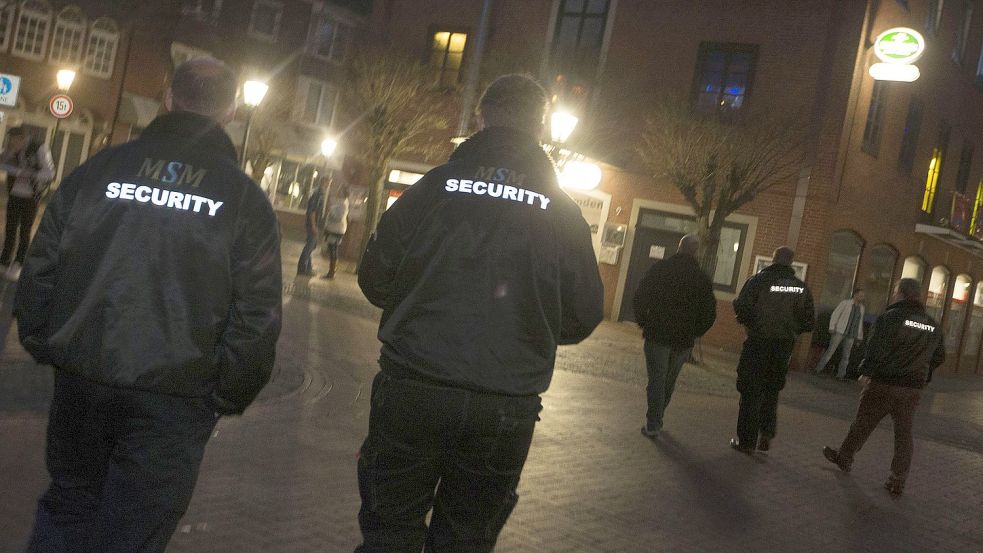 In der Stadt Emden sorgt auch die City-Streife dafür, dass es an den Wochenenden weniger Schlägereien auf dem Neuen Markt gibt. Foto: J. Doden/Archiv