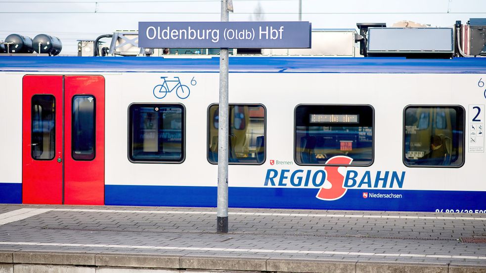 Weil Lokführer fehlen, wird die RS 3 von Oldenburg nach Wilhelmshaven im April mit Bussen bedient. Foto: Hauke-Christian Dittrich/dpa