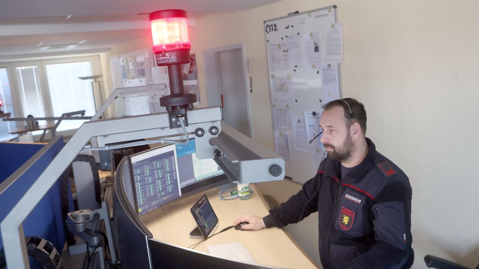 Der Verband der Ersatzkassen (VdEK) fordert Kommunen und Kreise in Niedersachsen zur Zusammenlegung von kleineren Rettungsleitstellen auf. Foto: Schackow/dpa