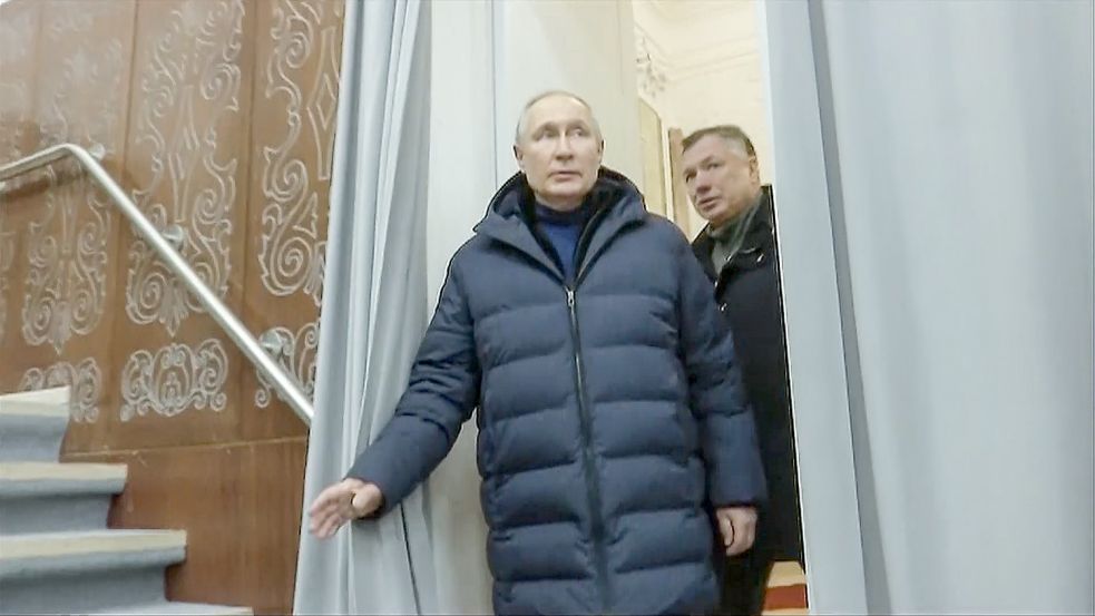 Ist er es überhaupt? Der russische Präsident Wladimir Putin (l.) in Begleitung des stellvertretenden Ministerpräsidenten Marat Khusnullin (r.) bei seinem Besuch im besetzten Mariupol. Foto: dpa/POOL Russian TV/AP