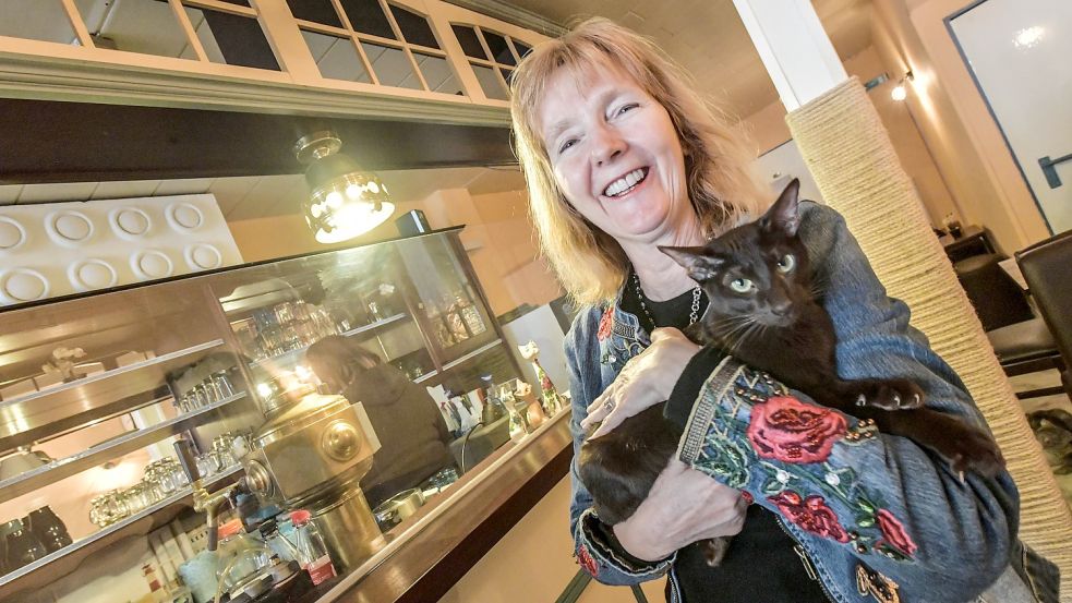 Claudia von Tein hat mit ihrem Café Cat in Jever das Konzept eines Katzencafés auf die ostfriesische Halbinsel geholt. Foto: Ortgies