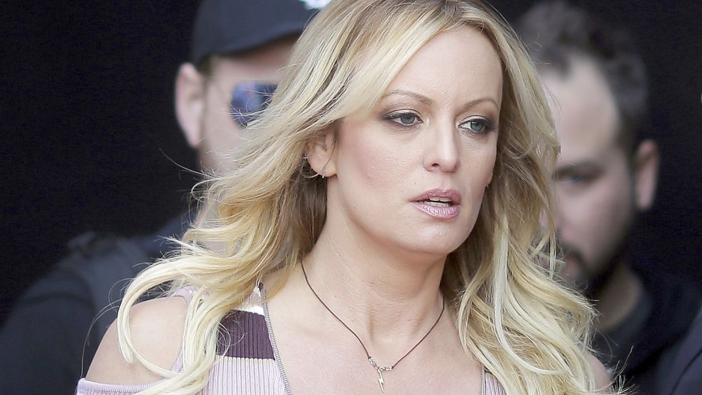 Stromy Daniels steht im Mittelpunkt der Trump-Anklage. Doch was wissen wir über den Pornostar? Foto: picture alliance/dpa/AP | Markus Schreiber