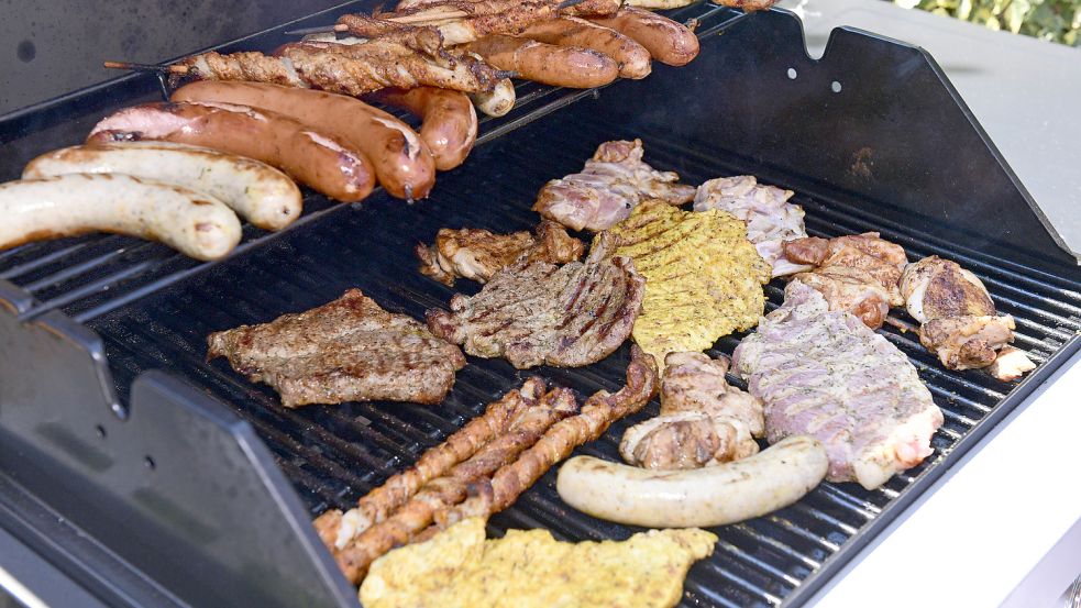 Alle getesteten Gasgrills grillen laut Stiftung Warentest gut. Allerdings geben manche Schadstoffe ins Essen ab. Foto: Imago Images/MiS
