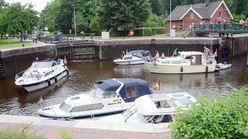 Im Sommer ist Emden ein immer beliebteres Ausflugsziel für Bootjefahrer. Häufig muss geschleust und Brücken geöffnet werden. Foto: F. Doden/Archiv