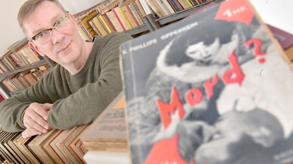 Mirko Schädel mit einem alten Buchtitel in seinem neuen Krimimuseum in Jever. Foto: Ortgies