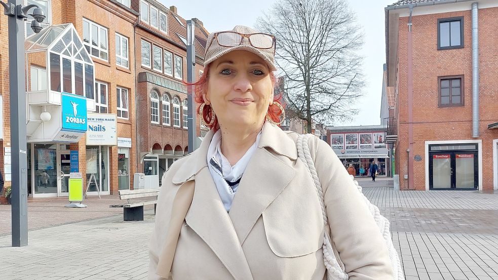 Tanja Meyer ist in Emden bekannt. Seit Jahren betreibt sie schon das Bordell Cheri Club in der Nähe des Borkum-Kais. 2019 trat sie außerdem als Kandidatin zur Oberbürgermeister-Wahl an. Foto: Hanssen