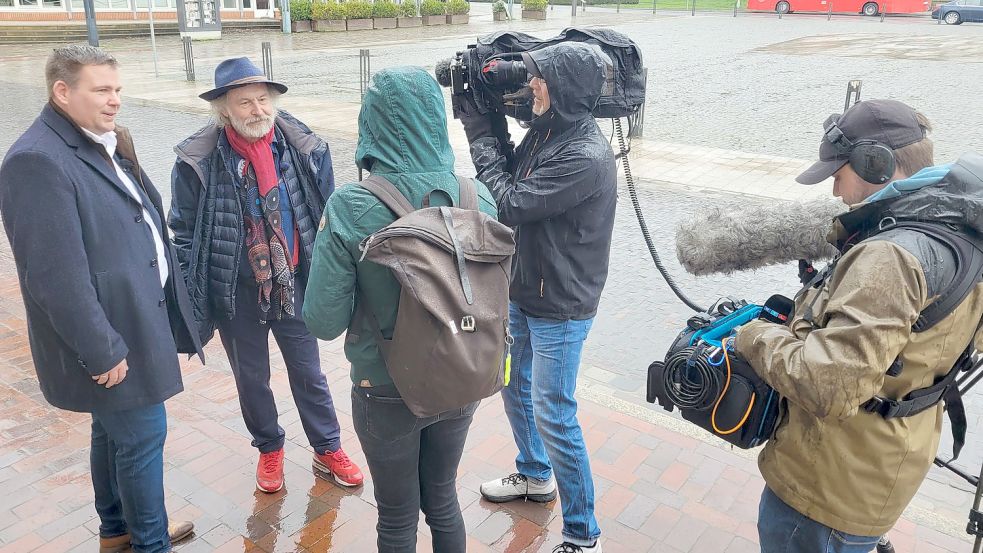Gemeinsam standen Bürgermeister Florian Eiben (links) und Autor Klaus-Peter Wolf am Freitag vor der RTL-Kamera in Norden. Foto: Rebecca Kresse
