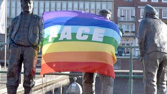 Die Delftspucker tragen die Friedensfahne: Am Karsamstag wird in Emden wieder gegen Gewalt marschiert. Foto: Privat