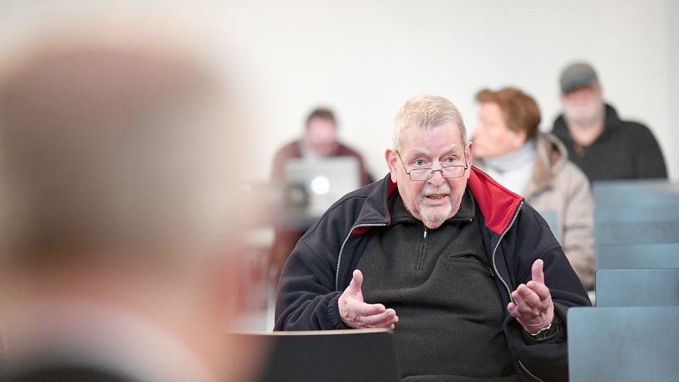 Regisseur Werner Zwarte in seinem Element: Der Hinteraner gab während der Probe in der Neuen Kirche Handlungsanweisungen. Wirklich eingreifen musste er nur noch selten. Die Dialoge und Szenen sitzen. Foto: Ellinger