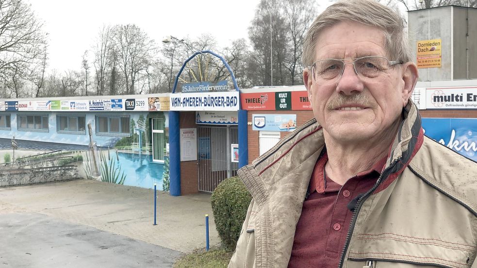 Er will dem Förderverein auch nach seinem Abschied aus der Führungsriege treu bleiben: Peter Kurzak vor dem Van-Ameren-Bad an der Kesselschleuse in Emden. Foto: H. Müller