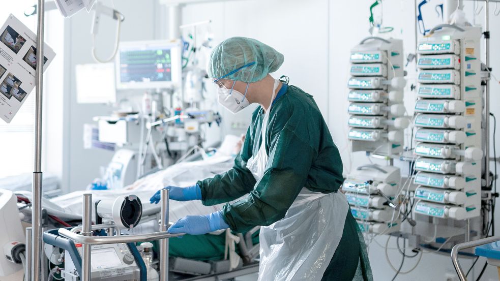 In ostfriesischen Krankenhäusern liegen derzeit Dutzende Patienten, die an Corona infiziert sind – aber nur Einzelne werden auf den Intensivstationen behandelt. Symbolfoto: Strauch/dpa