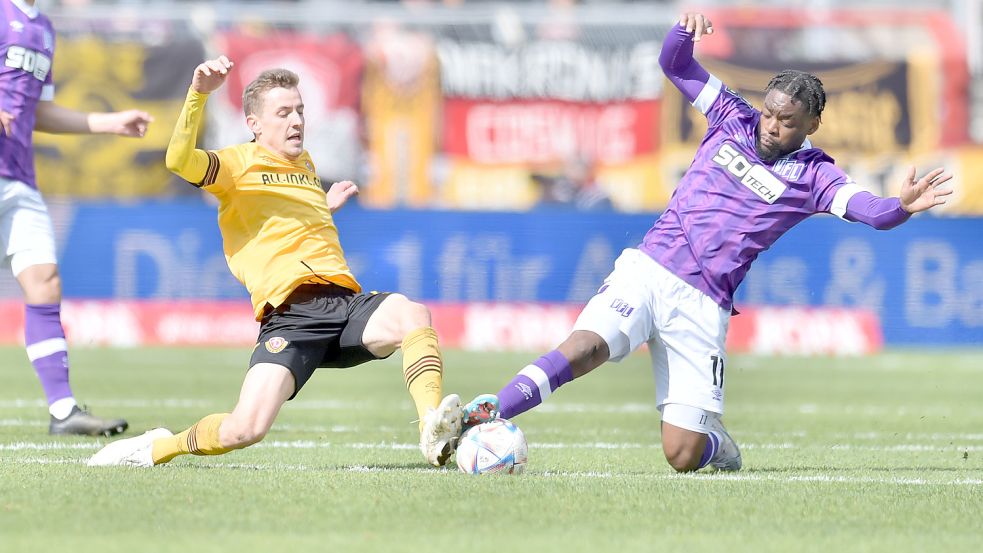 Jeder Ball hart umkämpft im Topspiel: Niklas Hauptmann und Ba-Muaka Simakala. Foto: osnapix/Titgemeyer