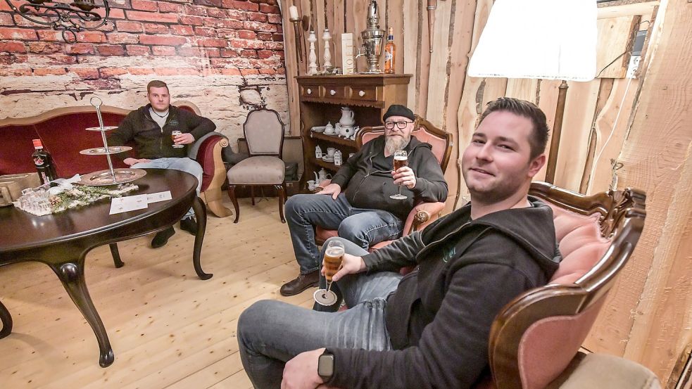 Im Nebengebäude der Kneipe haben Uwe Bartels (von links), Holger Haarmann und Klaas Freese eine gemütliche Teestube mit alten Möbeln eingerichtet. Foto: Ortgies