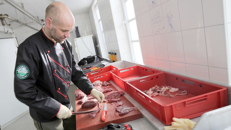 Ralf Dirks zerlegt eine Wildschweinkeule. Seit März ist er der erste Wildsommelier Ostfrieslands. Foto: Böning