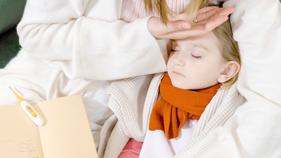 Fieber ist neben einer roten Zunge und Hautausschlag eines der häufigsten Symptome bei Scharlach. Foto: Mart Production/Pexels.de