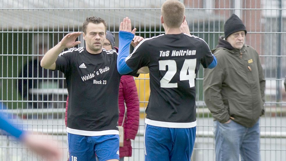 Thorsten Lettau (links) feiert einen seiner drei Treffer in Borssum. Foto: Doden