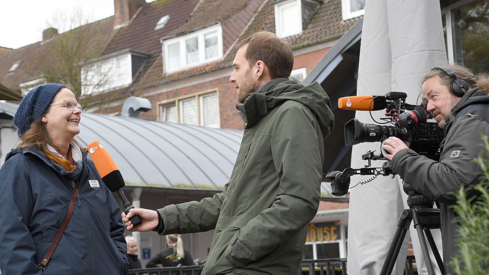 Immer nahe an den Menschen: Reporter Simon Hrubesch und Kameramann Thomas Henke im Gespräch mit Wilma Wermut, die bei der Stadt Emden die Gemeinwesenarbeit leitet. Foto: Ellinger