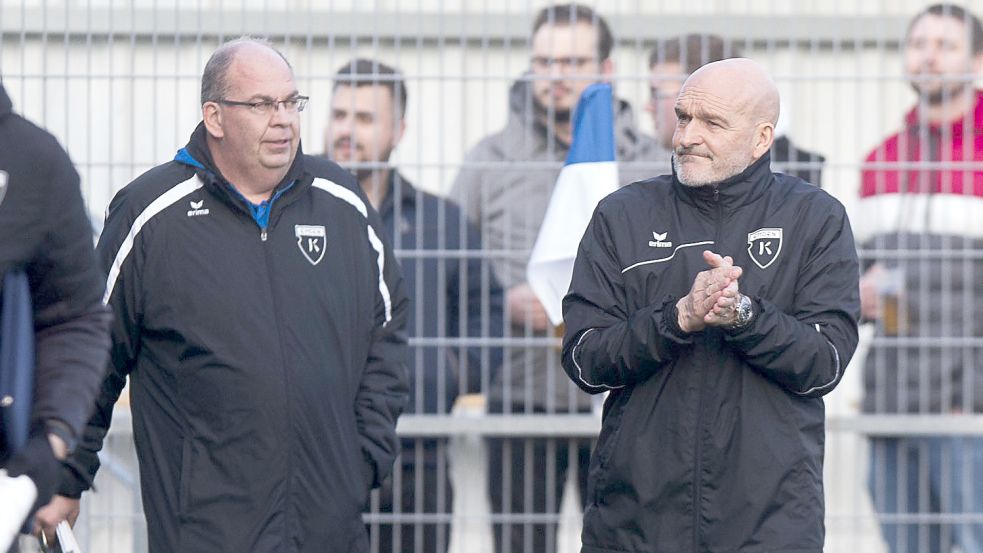 Arno Janßen (links) wird in der kommenden Saison nicht mehr als Teammanager und Assistent von Stefan Emmerling (rechts) bei Kickers Emden tätig sein. Foto: Doden