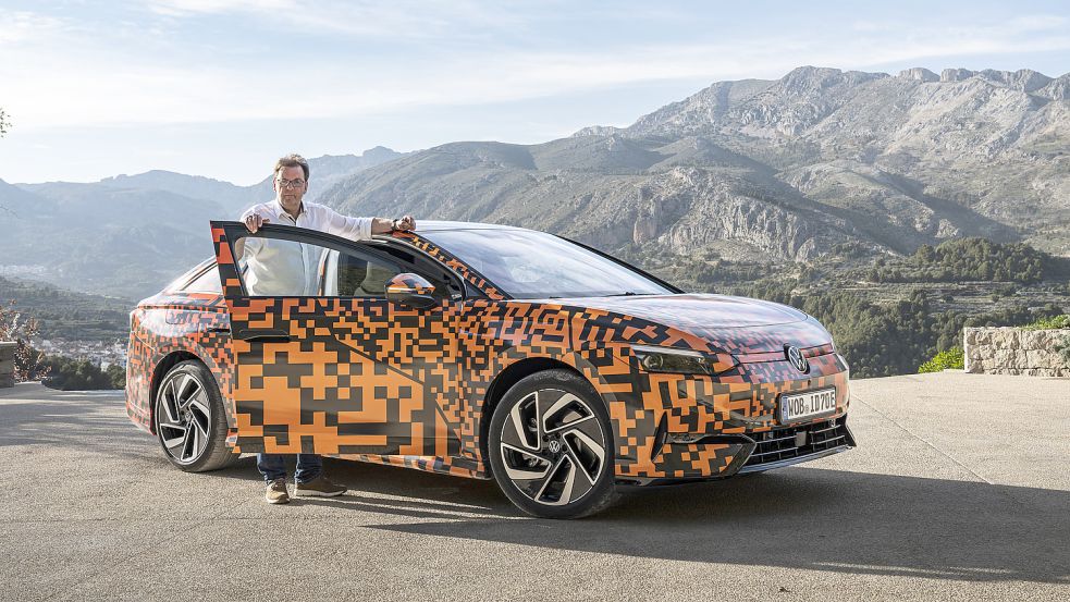 In den Bergen von Alicante: Noch darf lediglich der verhüllte Prototyp des ID.7 gezeigt werden. In gut anderthalb Wochen folgt dann die Präsentation des tatsächlichen Serienmodells. Fotos: Volkswagen AG