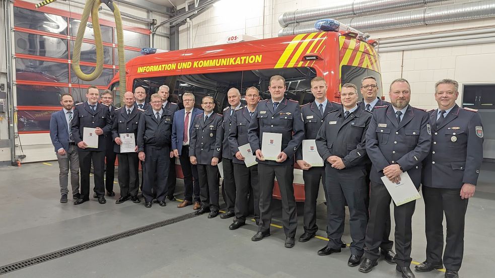 Das Gruppenfoto zeigt die verabschiedeten sowie die neu- und wiedergewählten Funktionsträger der Westoverledinger Feuerwehren. Foto: Feuerwehr/Bruns