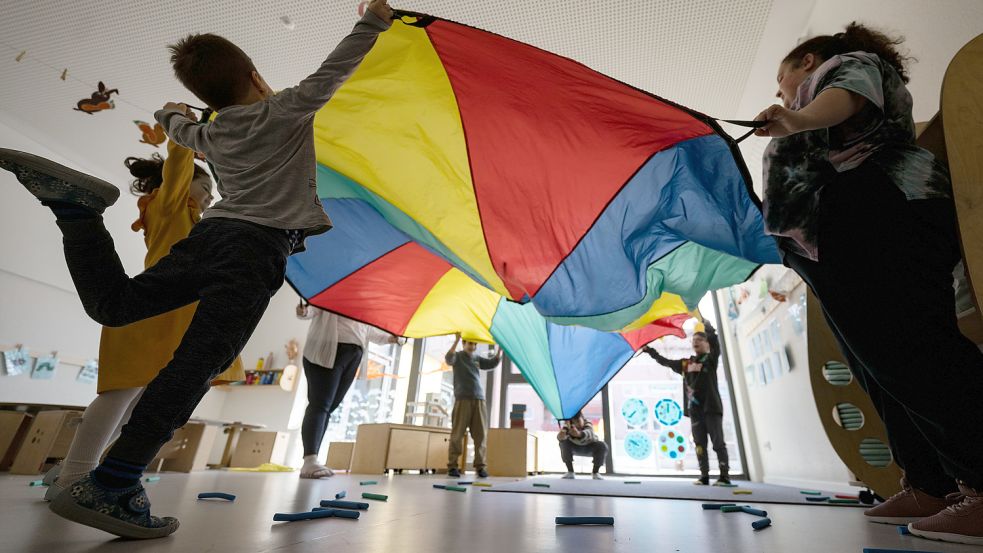 Damit Kinder in den Kitas unbeschwert toben und spielen können, brauchen sie Erzieherinnen. Die fehlen nach wie vor in Leer. Symbolfoto: Murat/dpa